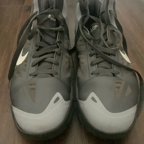 3 pairs of basketball shoes - Picture 4 of 4